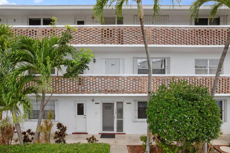  Condo & Townhome Photos