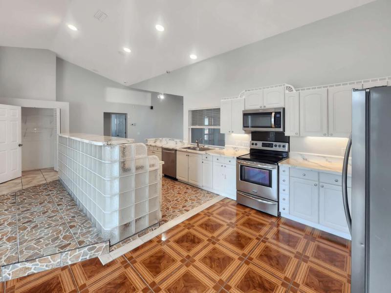  Single Family Homes Photo 9:  Port Saint Lucie,  FL 34953