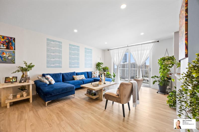  Condo & Townhome Photos