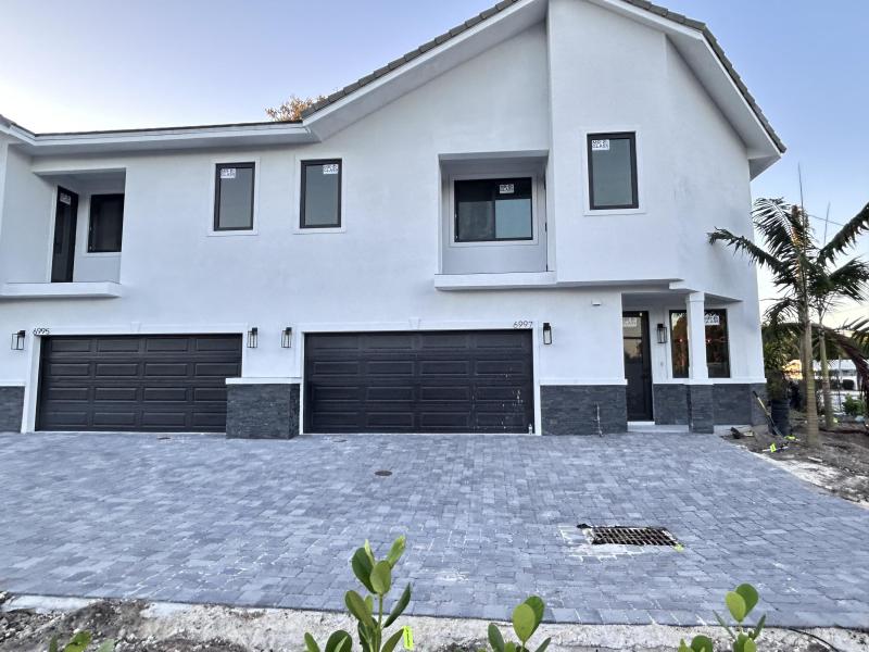  Condo & Townhome Photos