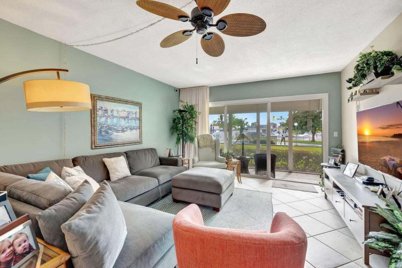  Condo & Townhome Photos