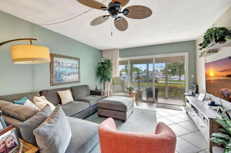 Condo & Townhome Photos
