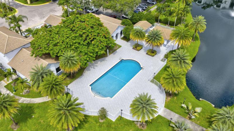  Condo & Townhome Photos