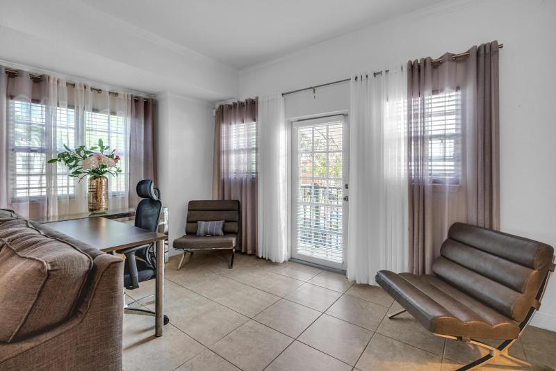  Condo & Townhome Photos