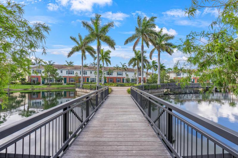  Condo & Townhome Photos