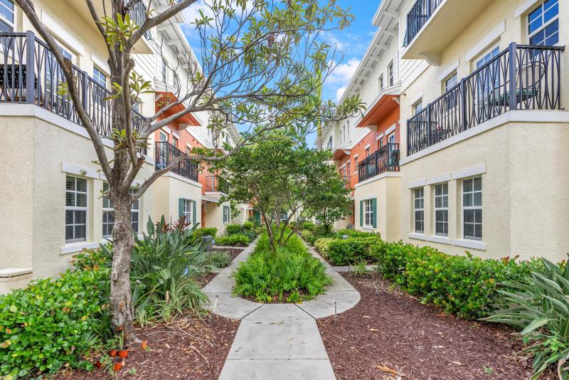  Condo & Townhome Photos