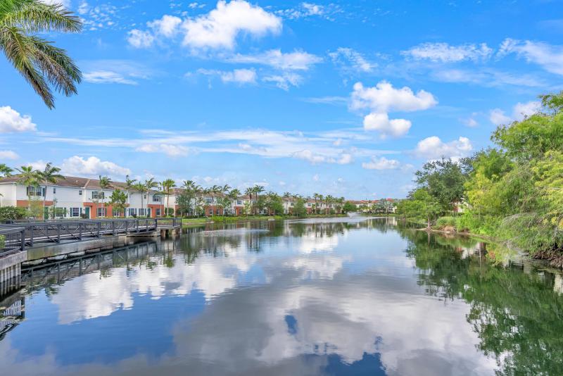  Condo & Townhome Photos