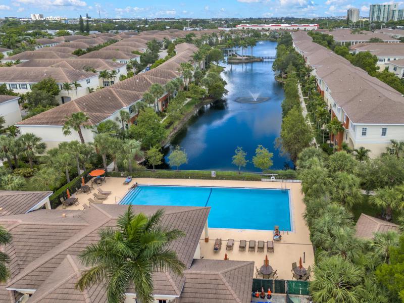  Condo & Townhome Photos
