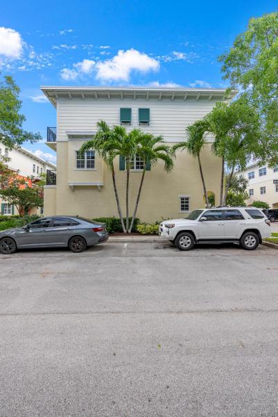  Condo & Townhome Photos