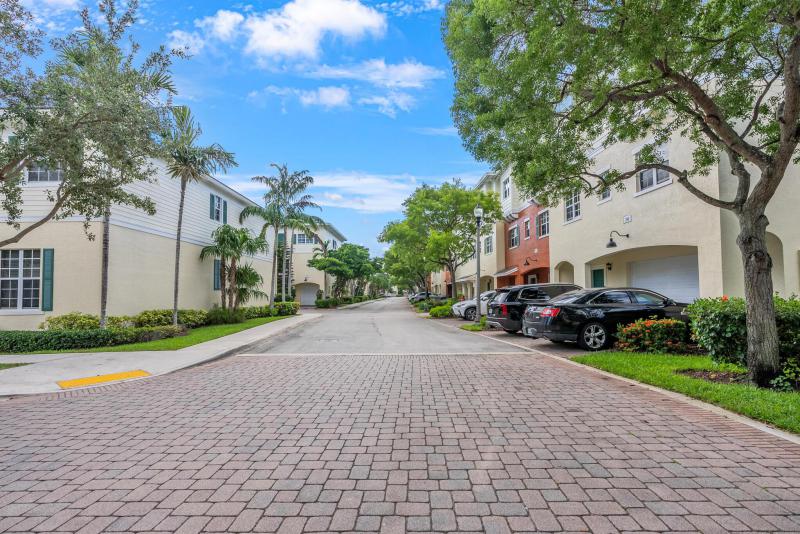  Condo & Townhome Photos