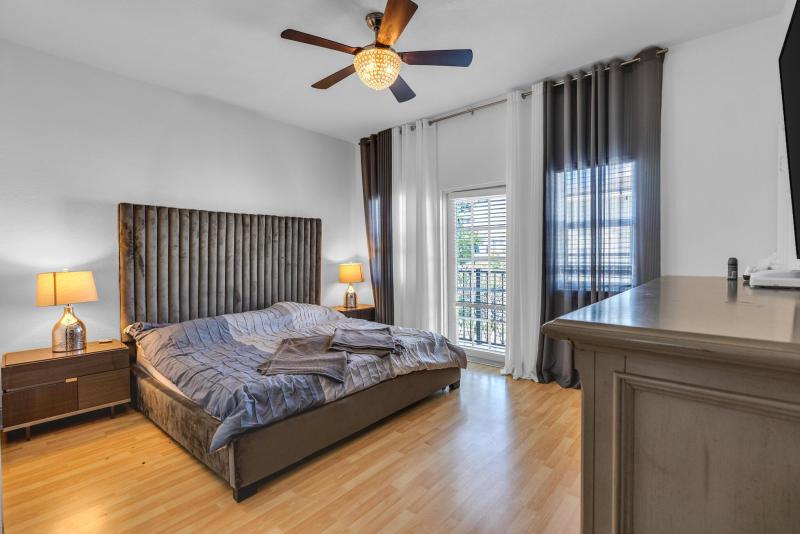  Condo & Townhome Photos