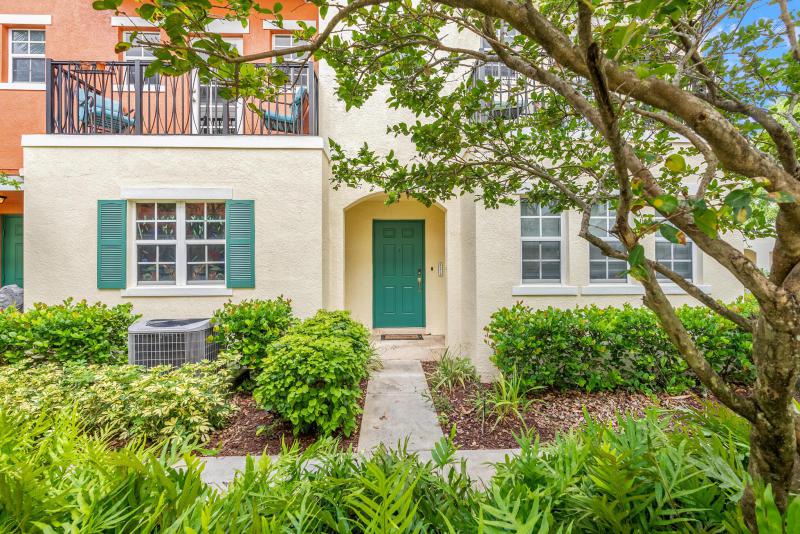  Condo & Townhome Photos