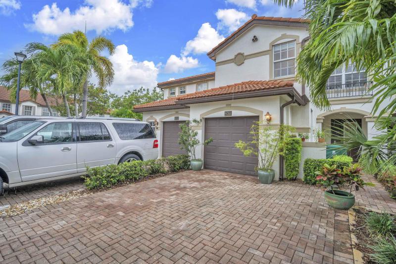 Condo & Townhome Photos