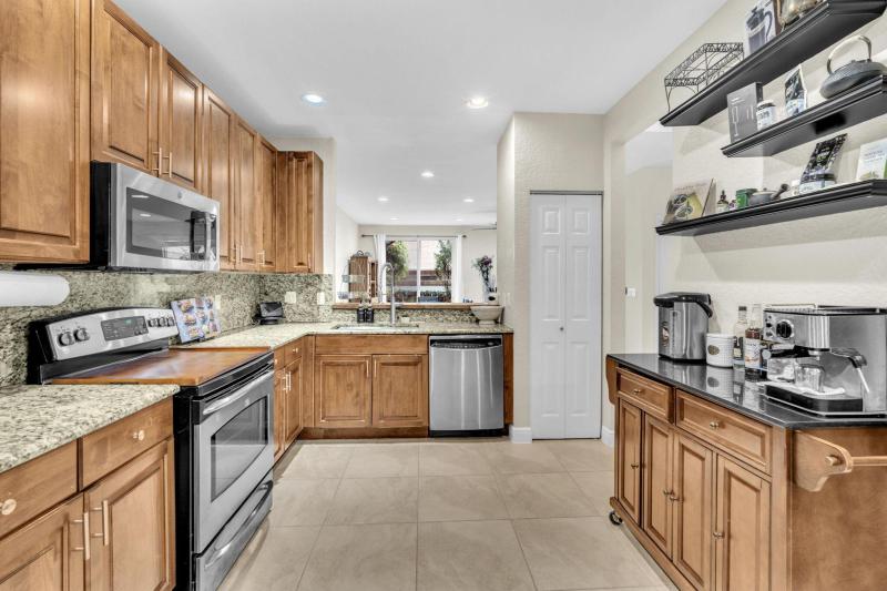  Condo & Townhome Photos