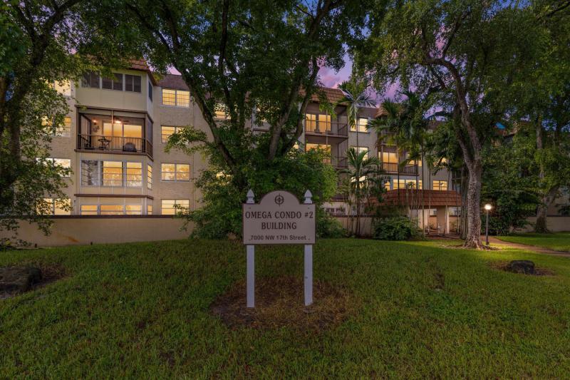  Condo & Townhome Photos