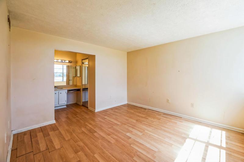  Condo & Townhome Photos
