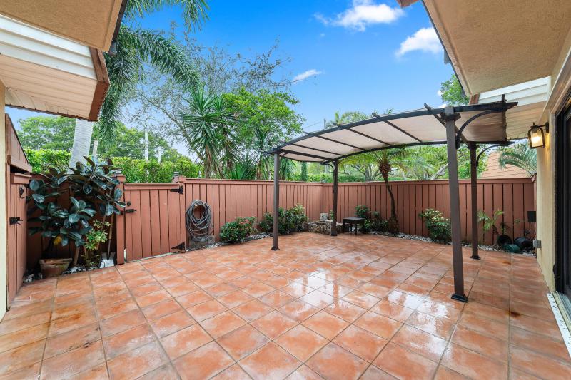  Condo & Townhome Photos