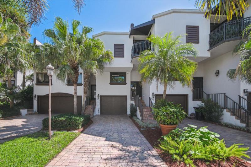  Condo & Townhome Photos