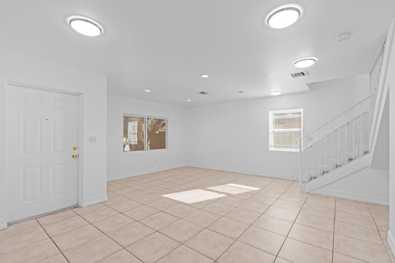  Condo & Townhome Photos